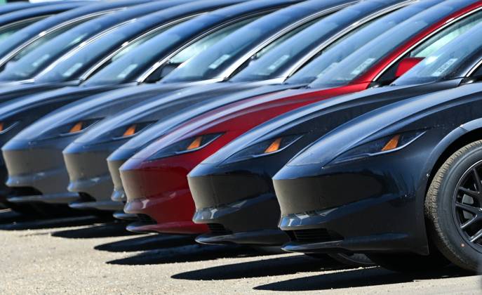 Trump™s 25% Tariff On Imported Vehicles And Auto Parts To Impact Jobs And Economy EDMONTON, CANADA APRIL 2: A file picture of Tesla vehicles parked outside a Tesla dealership in Edmonton, Alberta, Canada, on April 2, 2025. U.S. President Donald Trump s administration announced a 25% tax on fully-built vehicles and essential auto parts, including engines and transmissions, which will go into effect on April 3. Edmonton Canada  Copyright: xArturxWidakx originalFilename: widak-trumps25250402_npYvM.jpg