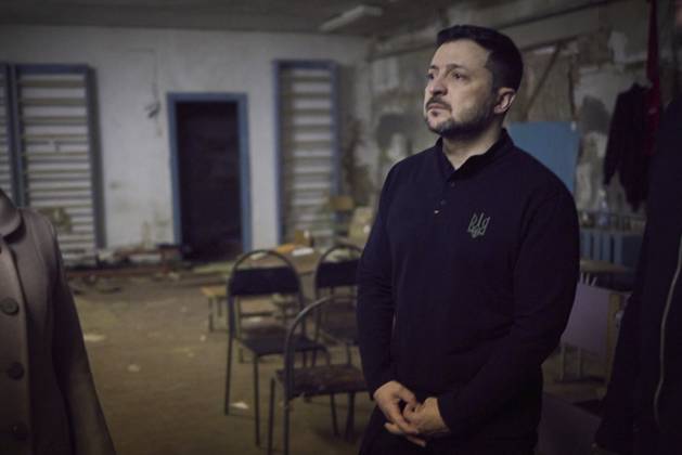 Bilder des Jahres 2025, News 04 April News Themen der Woche KW14 News Bilder des Tages April 3, 2025, Yagodny, Chernihiv Oblast, Ukraine: Ukrainian President Volodymyr Zelenskyy, visits the school basement where 350 villagers were held captive during the Russian occupation, April 3, 2025 in Yagodny, Chernihiv Oblast, Ukraine. The village marked three-years since being liberated. Yagodny Ukraine - ZUMAp138 20250403_zaa_p138_010 Copyright: xUkrainexPresidency UkrainianxPrex