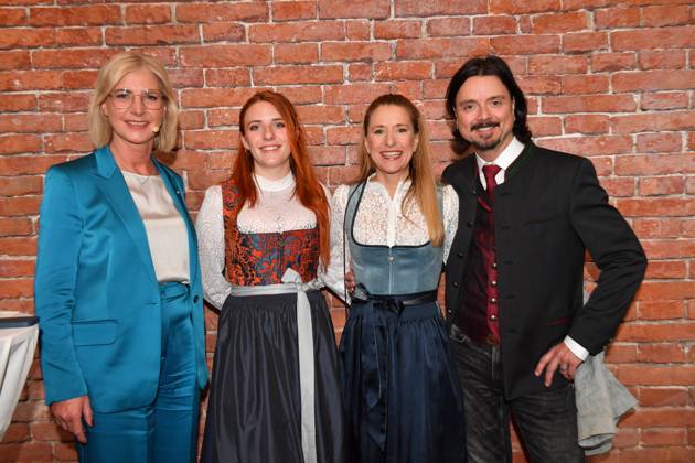 Ulrike Scharf (Staatsministerin), Johanna Mross, Stefanie Hertel mit Ehemann Lenny Verleihung der Bayerischen Staatsmedaille für soziale Verdienste 2025 Allerheiligen-Hofkirche, Residenz München 03. April 2025