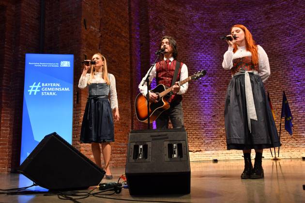 Stefanie Hertel, Lenny Lanner und Johanna Cross More Than Words Verleihung der Bayerischen Staatsmedaille für soziale Verdienste 2025 Allerheiligen-Hofkirche, Residenz München 03. April 2025