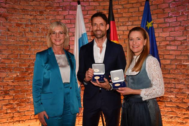 Ulrike Scharf (Staatsministerin) , Sven Hannawald und Stefanie Hertel Verleihung der Bayerischen Staatsmedaille für soziale Verdienste 2025 Allerheiligen-Hofkirche, Residenz München 03. April 2025