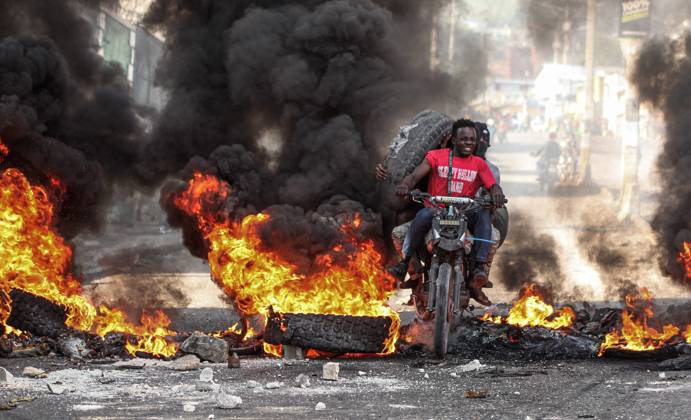 Bilder des Jahres 2025, News 04 April April 2, 2025, Port-au-Prince, Haiti: Thousands of protesters in Haiti s capital have clashed with police as they denounce a surge in gang violence and demand that the government keep them safe. Port-au-Prince Haiti - ZUMA 20250402_mda_n318_195 Copyright: xPatricexNoelx