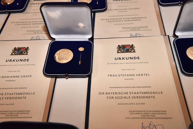 Stefanie Hertel Urkunde und Medaille bei der Verleihung der Bayerischen Staatsmedaille fuer soziale Verdienste 2025 in der Allerheiligen-Hofkirche, Residenz am 3.04.2025 in Muenchen Bayerische Staatsmedaille fuer Stefanie Hertel und Sven Hannawald in Muenchen