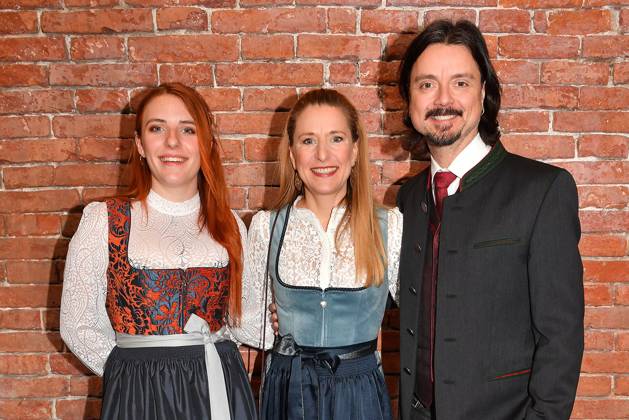 Johanna Mross, Stefanie Hertel und ihr Ehemann Lanny Lanner bei der Verleihung der Bayerischen Staatsmedaille fuer soziale Verdienste 2025 in der Allerheiligen-Hofkirche, Residenz am 3.04.2025 in Muenchen Bayerische Staatsmedaille fuer Stefanie Hertel und Sven Hannawald in Muenchen
