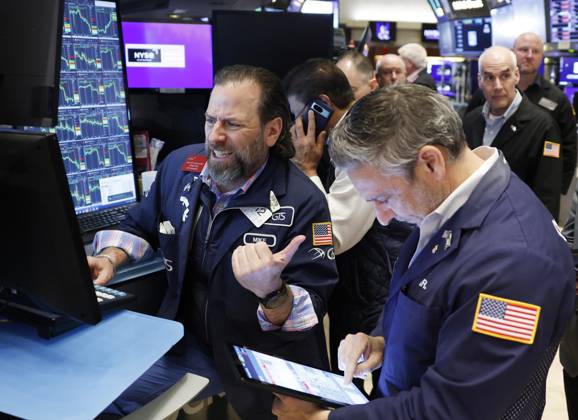 Bilder des Jahres 2025, News 04 April News Themen der Woche KW14 News Bilder des Tages Traders work on the floor of the New York Stock Exchange on Wall Street on Friday, April 4, 2025 in New York City. The Dow Jones Industrial Average opened today down over 1000 points as US stocks continue to be volatile due to trade-war worries from President Trump s tariffs. President Donald Trump signed an aggressive and far-reaching reciprocal tariff policy at the White House on Wednesday.  NYP20250404119 JOHNxANGELILLO