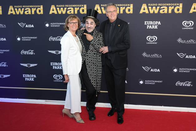 Radio Regenbogen Award 2025 Roland und Marianne Mack mit Charly Chaplin auf dem roten Teppich. Verleihung des 25. Radio Regenbogen Awards am 04.04.2025 in der Europa Park Arena in Rust. Baden-Württemberg, Deutschland.