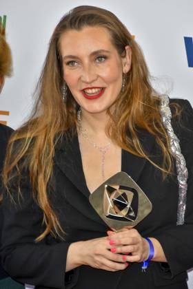 Clara Stella Hueneke Regisseurin mit Begleitung (Sisterqueens) Preistraegerin zu Gast bei der Verleihung des 61.Grimme Preis am 04.04.2025 in Marl NRW Deutschland