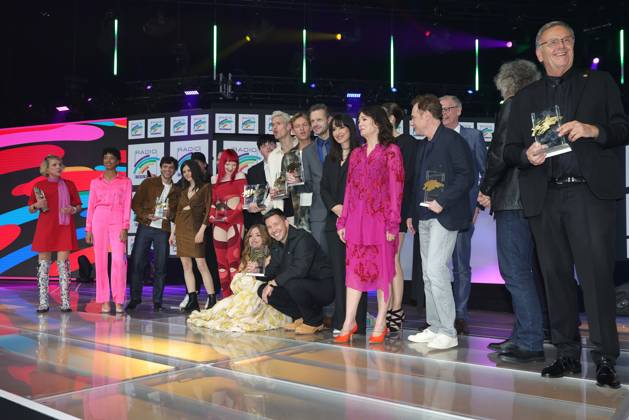 Radio Regenbogen Award 2025 Preisträger und Laudatoren posieren gemeinsam nach der Preisverleihung auf der Bühne. Verleihung des 25. Radio Regenbogen Awards am 04.04.2025 in der Europa Park Arena in Rust. Baden-Württemberg, Deutschland.