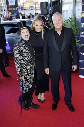 Albert de Paris als Charlie Chaplin, Franziska van Almsick und Jürgen B. Harder bei der Verleihung des 25. Radio Regenbogen Award 2025 in der Europa-Park Arena. Rust, 04.04.2025