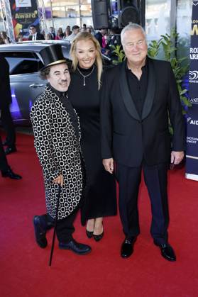 Albert de Paris als Charlie Chaplin, Franziska van Almsick und Jürgen B. Harder bei der Verleihung des 25. Radio Regenbogen Award 2025 in der Europa-Park Arena. Rust, 04.04.2025