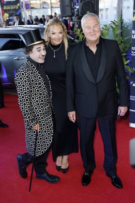 Albert de Paris als Charlie Chaplin, Franziska van Almsick und Jürgen B. Harder bei der Verleihung des 25. Radio Regenbogen Award 2025 in der Europa-Park Arena. Rust, 04.04.2025