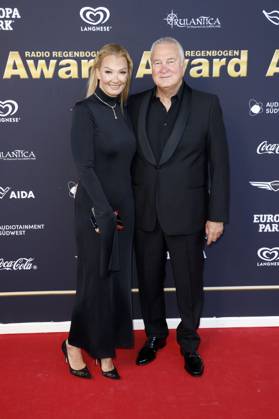 Franziska van Almsick mit Partner Jürgen B. Harder bei der Verleihung des 25. Radio Regenbogen Award 2025 in der Europa-Park Arena. Rust, 04.04.2025