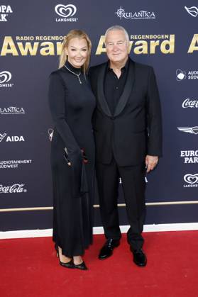 Franziska van Almsick mit Partner Jürgen B. Harder bei der Verleihung des 25. Radio Regenbogen Award 2025 in der Europa-Park Arena. Rust, 04.04.2025