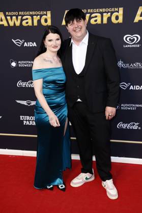 Isaak Guderian mit Ehefrau Loreen bei der Verleihung des 25. Radio Regenbogen Award 2025 in der Europa-Park Arena. Rust, 04.04.2025