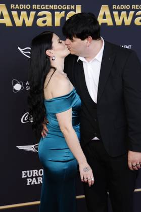Isaak Guderian mit Ehefrau Loreen bei der Verleihung des 25. Radio Regenbogen Award 2025 in der Europa-Park Arena. Rust, 04.04.2025