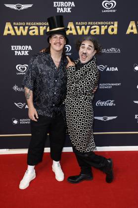 Cyril und Albert de Paris als Charlie Chaplin bei der Verleihung des 25. Radio Regenbogen Award 2025 in der Europa-Park Arena. Rust, 04.04.2025