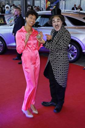 Malaika Mihambo und Albert de Paris als Charlie Chaplin bei der Verleihung des 25. Radio Regenbogen Award 2025 in der Europa-Park Arena. Rust, 04.04.2025