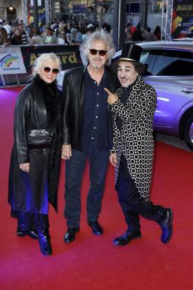 Tina Golemiewski, Wolfgang Niedecken und Albert de Paris als Charlie Chaplin bei der Verleihung des 25. Radio Regenbogen Award 2025 in der Europa-Park Arena. Rust, 04.04.2025