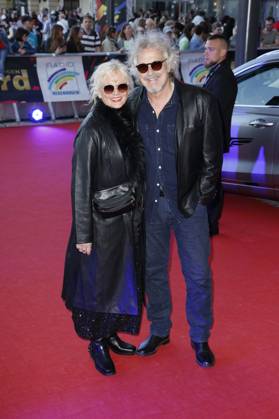 Wolfgang Niedecken mit Ehefrau Tina Golemiewski bei der Verleihung des 25. Radio Regenbogen Award 2025 in der Europa-Park Arena. Rust, 04.04.2025