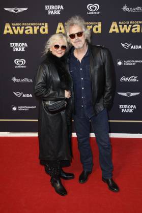 Wolfgang Niedecken mit Ehefrau Tina Golemiewski bei der Verleihung des 25. Radio Regenbogen Award 2025 in der Europa-Park Arena. Rust, 04.04.2025
