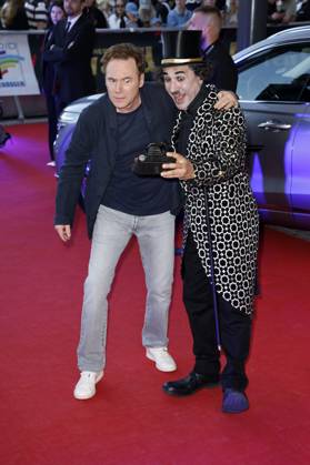 Michael Bully Herbig mit Albert de Paris als Charlie Chaplin bei der Verleihung des 25. Radio Regenbogen Award 2025 in der Europa-Park Arena. Rust, 04.04.2025
