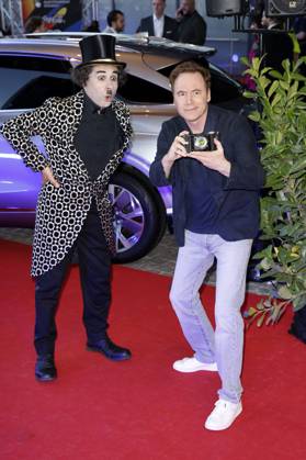 Michael Bully Herbig mit Albert de Paris als Charlie Chaplin bei der Verleihung des 25. Radio Regenbogen Award 2025 in der Europa-Park Arena. Rust, 04.04.2025