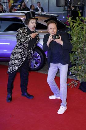 Michael Bully Herbig mit Albert de Paris als Charlie Chaplin bei der Verleihung des 25. Radio Regenbogen Award 2025 in der Europa-Park Arena. Rust, 04.04.2025
