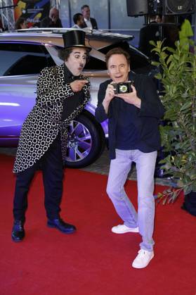 Michael Bully Herbig mit Albert de Paris als Charlie Chaplin bei der Verleihung des 25. Radio Regenbogen Award 2025 in der Europa-Park Arena. Rust, 04.04.2025