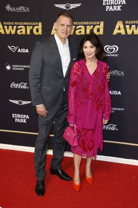 Iris Berben mit Partner Heiko Kiesow bei der Verleihung des 25. Radio Regenbogen Award 2025 in der Europa-Park Arena. Rust, 04.04.2025