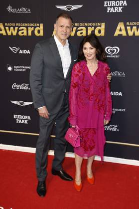 Iris Berben mit Partner Heiko Kiesow bei der Verleihung des 25. Radio Regenbogen Award 2025 in der Europa-Park Arena. Rust, 04.04.2025