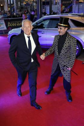 Johannes B. Kerner mit Albert de Paris als Charlie Chaplin bei der Verleihung des 25. Radio Regenbogen Award 2025 in der Europa-Park Arena. Rust, 04.04.2025