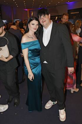 Isaak Guderian mit Ehefrau Loreen bei der Verleihung des 25. Radio Regenbogen Award 2025 in der Europa-Park Arena. Rust, 04.04.2025