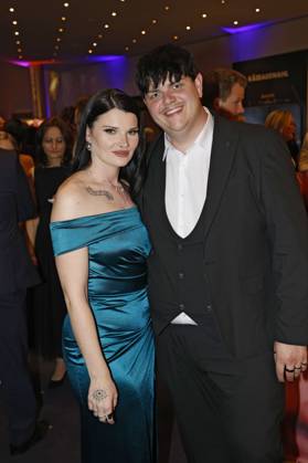 Isaak Guderian mit Ehefrau Loreen bei der Verleihung des 25. Radio Regenbogen Award 2025 in der Europa-Park Arena. Rust, 04.04.2025