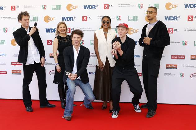 Emil Belton, Ina-Christina Kersten, Oskar Belton, Larissa Sirah Herden, Bruno Alexander und Charles Booz Jakob bei der 61. Verleihung des Grimme Preises 2025 im Theater Marl. Marl, 04.04.2025