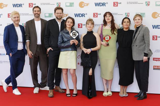 Marie Bloching, Elsa van Damke und Jana Forkel mit dem Team von Angemessen Angry bei der 61. Verleihung des Grimme Preises 2025 im Theater Marl. Marl, 04.04.2025