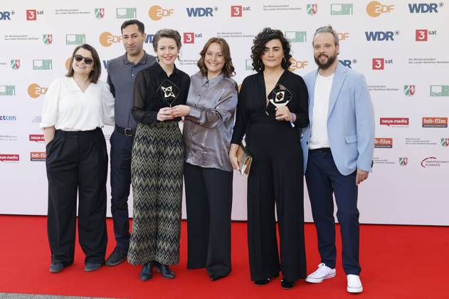 Sara Günter, Arash Asadi, Meret Madörin, Antonia Kilian, Bahar Bektas und Tobias Carlsberg bei der 61. Verleihung des Grimme Preises 2025 im Theater Marl. Marl, 04.04.2025