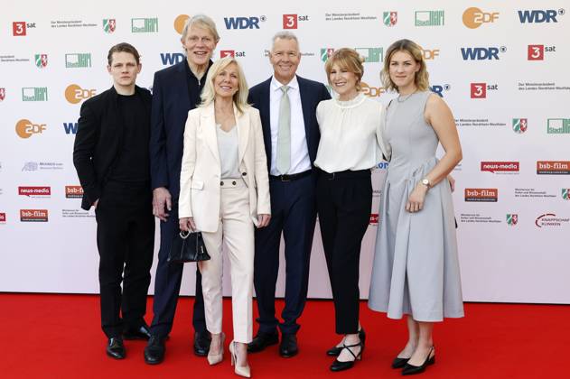 Max von der Groeben, Alexander von der Groeben, Ulrike von der Groeben, Peter Kloeppel, Carol Kloeppel und Geena Kloeppel bei der 61. Verleihung des Grimme Preises 2025 im Theater Marl. Marl, 04.04.2025