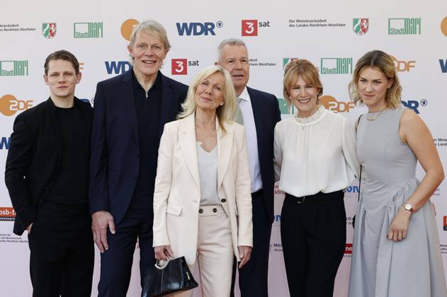 Max von der Groeben, Alexander von der Groeben, Ulrike von der Groeben, Peter Kloeppel, Carol Kloeppel und Geena Kloeppel bei der 61. Verleihung des Grimme Preises 2025 im Theater Marl. Marl, 04.04.2025