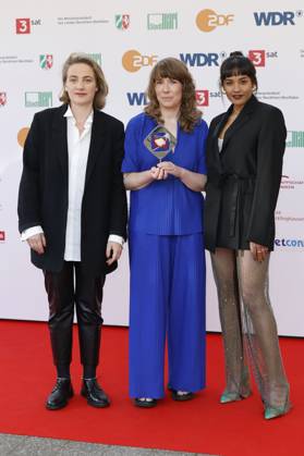 Jenny Lou Ziegel, Hilke Rönnfeldt und Salka Weber bei der 61. Verleihung des Grimme Preises 2025 im Theater Marl. Marl, 04.04.2025