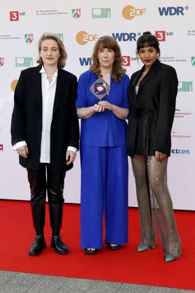 Jenny Lou Ziegel, Hilke Rönnfeldt und Salka Weber bei der 61. Verleihung des Grimme Preises 2025 im Theater Marl. Marl, 04.04.2025