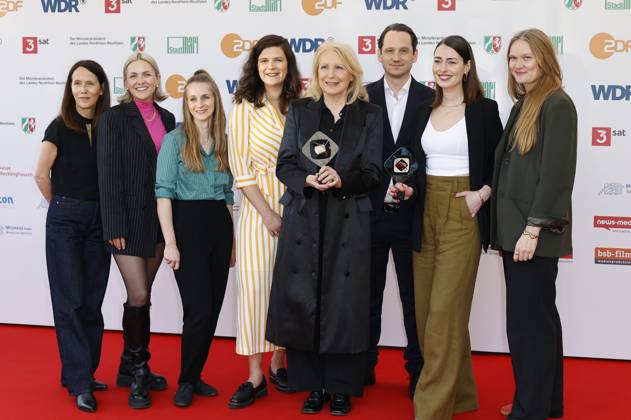 Sophie Averkamp, Maren Kroymann, Sebastian Colley und Maira Inselmann mit Team bei der 61. Verleihung des Grimme Preises 2025 im Theater Marl. Marl, 04.04.2025