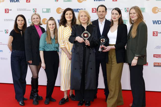 Sophie Averkamp, Maren Kroymann, Sebastian Colley und Maira Inselmann mit Team bei der 61. Verleihung des Grimme Preises 2025 im Theater Marl. Marl, 04.04.2025