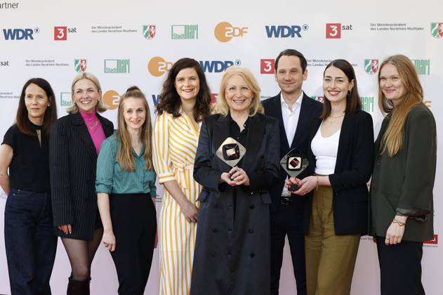 Sophie Averkamp, Maren Kroymann, Sebastian Colley und Maira Inselmann mit Team bei der 61. Verleihung des Grimme Preises 2025 im Theater Marl. Marl, 04.04.2025