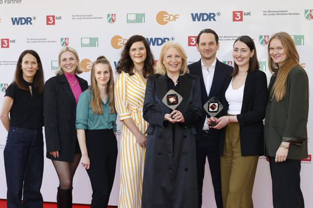 Sophie Averkamp, Maren Kroymann, Sebastian Colley und Maira Inselmann mit Team bei der 61. Verleihung des Grimme Preises 2025 im Theater Marl. Marl, 04.04.2025