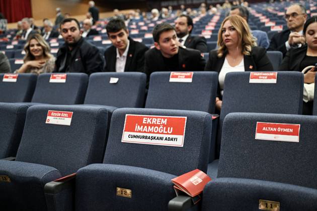 Bilder des Jahres 2025, News 04 April News Bilder des Tages Main Opposition Calls For Elections During Extraordinary Congress - Turkey An empty seat, reserved for arrested Istanbul Mayor Ekrem Imamoglu during the 21st Extraordinary Congress of CHP, convened under the theme The Will is the Nation , held in Ankara, Turkey on April 6, 2025. Ozgur Ozel, leader of the Republican People s Party (CHP) called an extraordinary congress, the move comes amid concerns that the party leadership could be removed through legal action after the arrest of the Mayor of Istanbul, Ekrem Imamoglu. The Mayor of Istanbul Ekrem Imamoglu, a member of opposition Republican People s Party (CHP) and the main challenger in the next presidential election, was jailed on corruption charges, sparking the country s largest wave of Copyright: xDIAxImages ABACAx