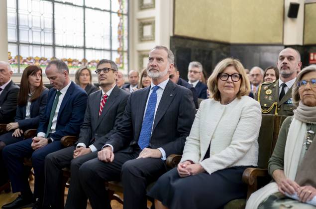 The King presents the V edition of the National Statistics Award King Felipe VI presents the V edition of the National Statistics Award to the professor in the area of Statistics and Operations Research of the Polytechnic University of Madrid, María Concepción Bielza, at the Royal Academy of Exact, Physical and Natural Sciences, on April 7, 2025, in Madrid Spain The National Statistics Institute INE recognizes the work of María Concepción Bielza with the V edition of the National Statistics Award for the quality and impact of her scientific contributions in the field of statistics with her work on machine learning and artificial intelligence 07 APRIL 2025 PREMIOS REALEZA REY DE ESPAÑA Madrid Madrid Madrid Espana  Copyright: xAlbertoxOrtegax 6629923