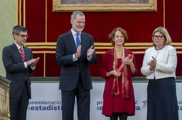 The King presents the V edition of the National Statistics Award King Felipe VI presents the V edition of the National Statistics Award to the professor in the area of Statistics and Operations Research of the Polytechnic University of Madrid, María Concepción Bielza 2d , accompanied by the president of the INE, Elena Manzanera d by the Secretary of State for Economy and Business Support, Israel Arroyo i , at the Royal Academy of Exact, Physical and Natural Sciences, on April 7, 2025, in Madrid Spain, Físicas y Naturales, on April 7, 2025, in Madrid Spain The National Statistics Institute INE recognizes the work of María Concepción Bielza with the V edition of the National Statistics Award for the quality and impact of her scientific contr Copyright: xAlbertoxOrtegax 6630062