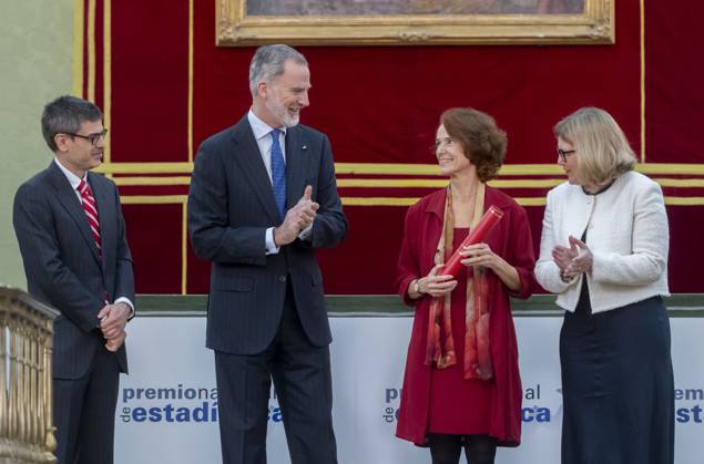 The King presents the V edition of the National Statistics Award King Felipe VI presents the V edition of the National Statistics Award to the professor in the area of Statistics and Operations Research of the Polytechnic University of Madrid, María Concepción Bielza 2d , accompanied by the president of the INE, Elena Manzanera d by the Secretary of State for Economy and Business Support, Israel Arroyo i , at the Royal Academy of Exact, Physical and Natural Sciences, on April 7, 2025, in Madrid Spain, Físicas y Naturales, on April 7, 2025, in Madrid Spain The National Statistics Institute INE recognizes the work of María Concepción Bielza with the V edition of the National Statistics Award for the quality and impact of her scientific contr Copyright: xAlbertoxOrtegax 6630063