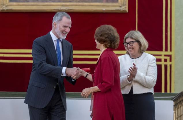 King Felipe VI presents the V edition of the National Statistics Award King Felipe VI presents the V edition of the National Statistics Award to the professor in the area of Statistics and Operations Research of the Polytechnic University of Madrid, María Concepción Bielza 2d , accompanied by the president of the INE, Elena Manzanera d , at the Royal Academy of Exact, Physical and Natural Sciences, April 7, 2025, in Madrid Spain The National Statistics Institute INE recognizes the work of María Concepción Bielza with the V edition of the National Statistics Award for the quality and impact of her scientific contributions in the field of statistics with her work on machine learning and artificial intelligence 07 APRIL 2025 REALEZA REY REY D  Copyright: xAlbertoxOrtegax 6630068