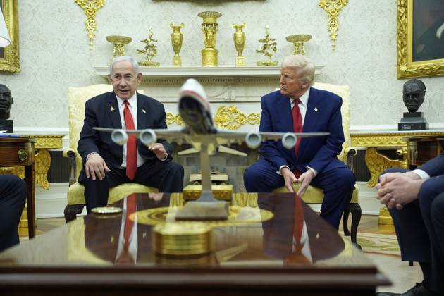 Bilder des Jahres 2025, News 04 April News Themen der Woche KW15 News Bilder des Tages Donald Trump meets with Benjamin Netanyahu - Washington President Donald Trump meets with Israel’s Prime Minister Benjamin Netanyahu of Israel in the Oval Office of the White House in Washington, DC, USA, on April 7, 2025. Photo by Yuri Gripas ABACAPRESS.COM Washington DC United States  Copyright: xPool ABACAx